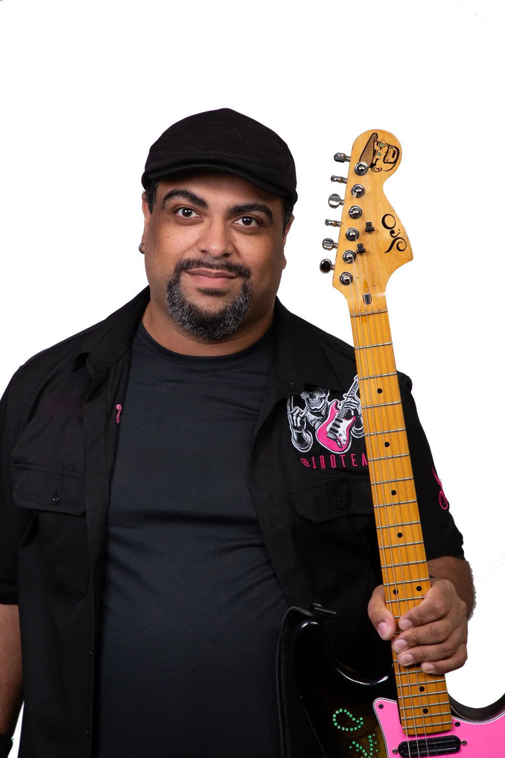 Retrato atual de Junior Oliveira com guitarra
